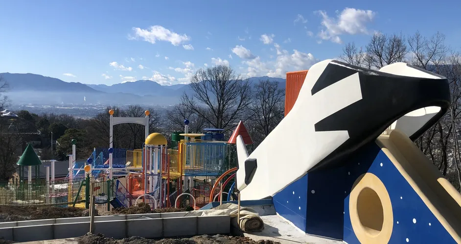 甲府の観光スポット 愛宕山こどもの国の遊具